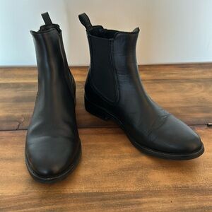 Thursday Chelsea Boot - Black Leather - W 7.5
